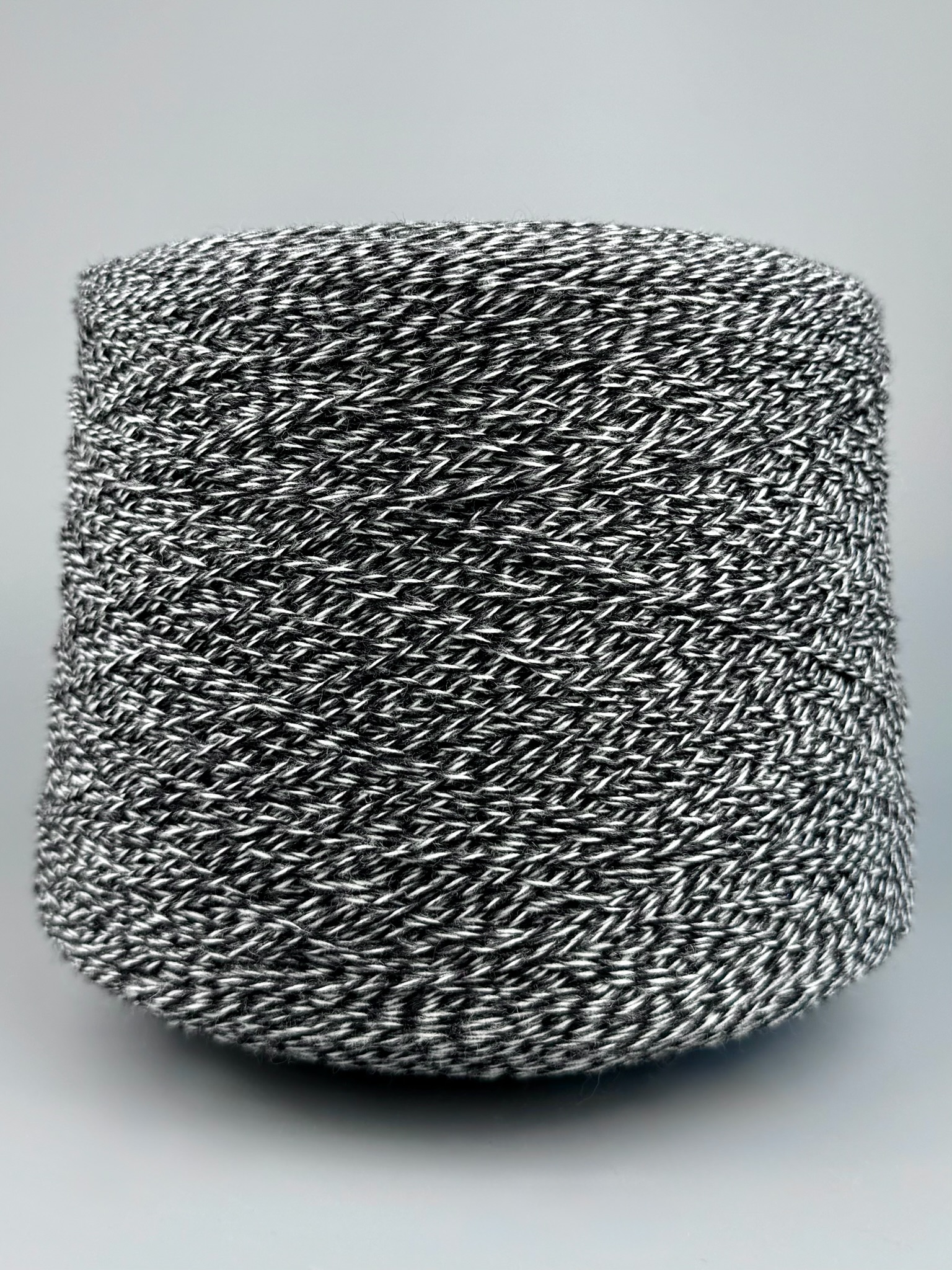 Botto Poala Provence 3/15 – Filato ritorto in lana merino col. Mélange nero, antracite e grigio foto 2